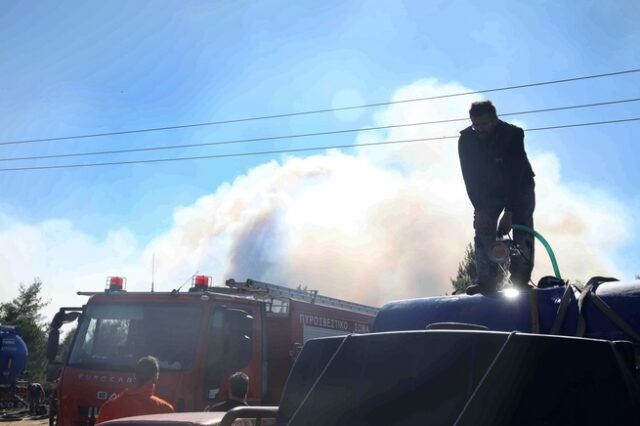 Φωτιά στα Σπάτα ανάμεσα σε σπίτια – Συναγερμός στην Πυροσβεστική