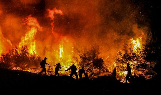 Φωτιά στην Κάρυστο: Εκκενώθηκαν εξοχικές κατοικίες – Στις αυλές οι φλόγες