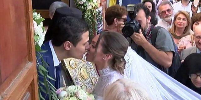 Χαμόγελα και συγκίνηση στο Μάτι: Ο πρώτος γάμος μετά τη φονική φωτιά