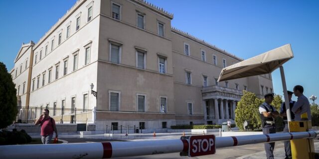 Πέταξαν γκαζάκι στον προαύλιο χώρο της Βουλής