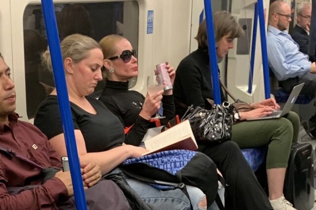 Μετρό Βρετανίας: Η γυναίκα που έπινε το τζινάκι της και τσάντισε τη διοίκησή του