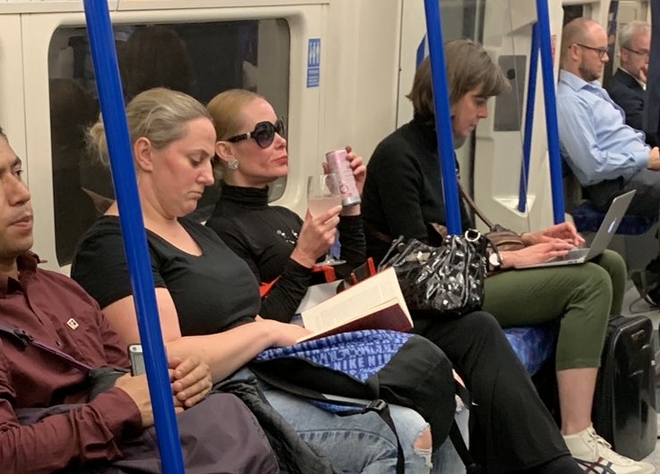 Μετρό Βρετανίας: Η γυναίκα που έπινε το τζινάκι της και τσάντισε τη διοίκησή του