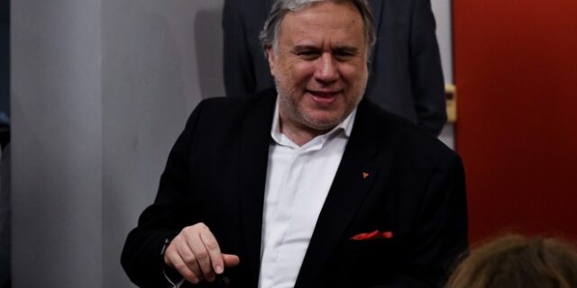 Ο πρώην ΚΝίτης Γιώργος Κατρούγκαλος περνάει την πόρτα του Περισσού