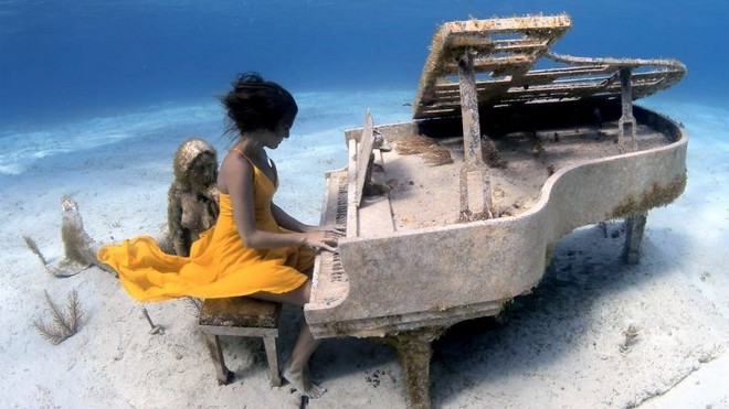 Ονειρικές εικόνες από τον βυθό: Μία δύτης μοντέλο, μια… γοργόνα κι ένα πιάνο
