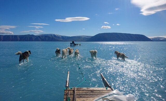 Παγκόσμια ανησυχία: Η Γροιλανδία έχασε 2 γιγατόνους πάγου μέσα σε λίγες ημέρες