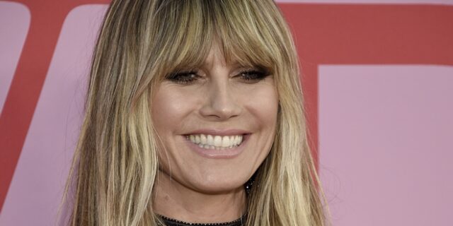 Heidi Klum: Βουρτσίζει τα δόντια της topless στον καθρέφτη και “ρίχνει” το Instagram