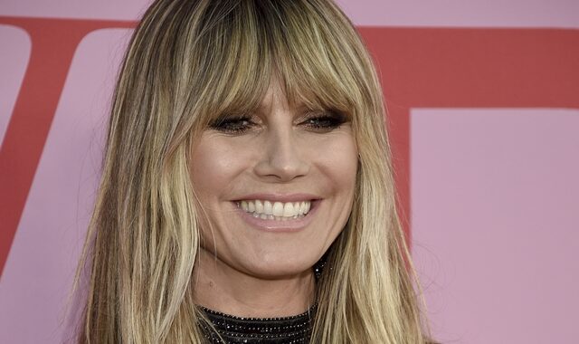 Heidi Klum: Βουρτσίζει τα δόντια της topless στον καθρέφτη και “ρίχνει” το Instagram