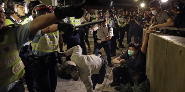 Χονγκ Κονγκ: Συγκρούσεις σε μαζική διαδήλωση κατά νομοσχεδίου