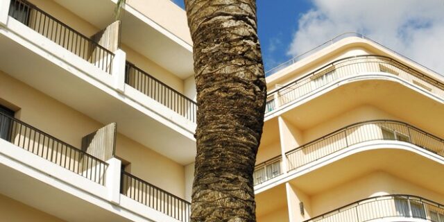 Balconing: Τουρίστες μεθούν, πέφτουν από μπαλκόνια και σκοτώνονται