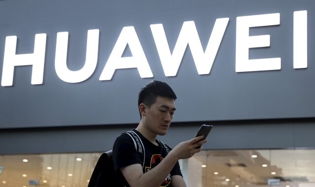 Η Huawei διαψεύδει ότι διακόπτει την παραγωγή smartphones