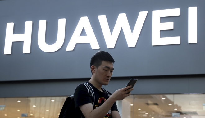 Η Huawei διαψεύδει ότι διακόπτει την παραγωγή smartphones