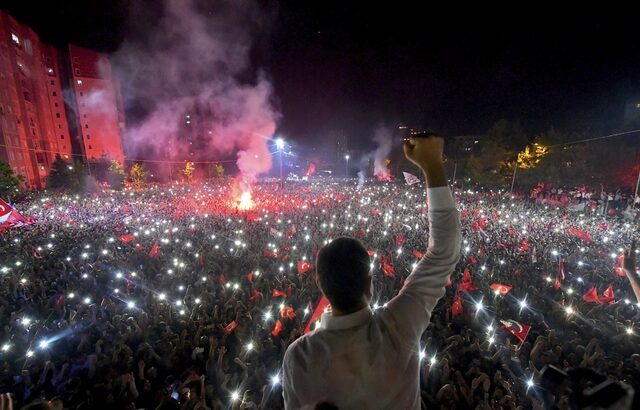 Ιμάμογλου: “Σηκώνει το γάντι” και δίνει ραντεβού με το λαό της Κωνσταντινούπολης στο δρόμο