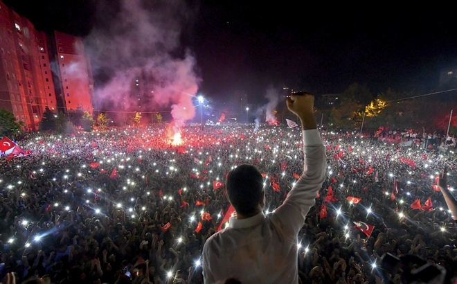 Ιμάμογλου: “Σηκώνει το γάντι” και δίνει ραντεβού με το λαό της Κωνσταντινούπολης στο δρόμο