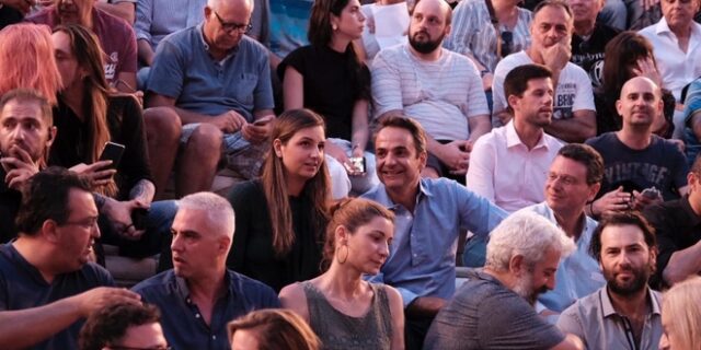 Στη συναυλία των Jethro Tull στο Ηρώδειο ο Μητσοτάκης με την κόρη του