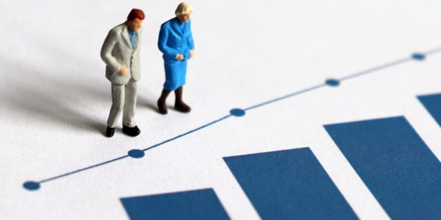 Ελλάδα: Γερνάμε, μειωνόμαστε και μας φεύγουν τα “μυαλά”