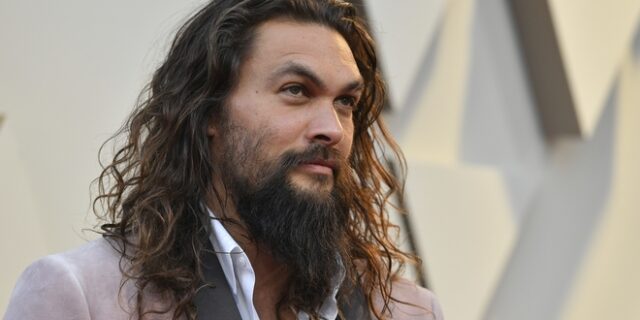 Έξαλλος ο “Aquaman”: Ο Τζέισον Μομόα τα έβαλε με ψαράδες που έκοψαν ουρά καρχαρία για πλάκα