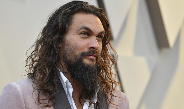Έξαλλος ο “Aquaman”: Ο Τζέισον Μομόα τα έβαλε με ψαράδες που έκοψαν ουρά καρχαρία για πλάκα