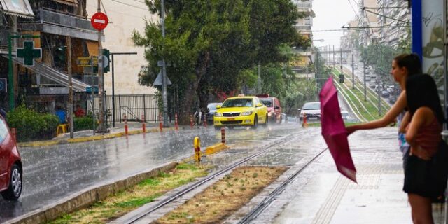 Κακοκαιρία: Καταιγίδες και κεραυνοί στην Αττική – Προβλήματα σε δρόμους και τραμ