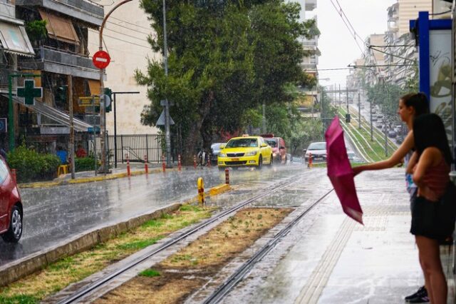 Κακοκαιρία: Καταιγίδες και κεραυνοί στην Αττική – Προβλήματα σε δρόμους και τραμ