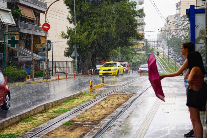Κακοκαιρία: Καταιγίδες και κεραυνοί στην Αττική – Προβλήματα σε δρόμους και τραμ