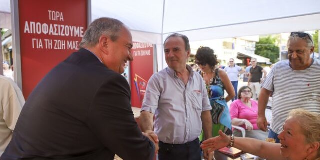 Θεσσαλονίκη: Ο Κώστας Καραμανλής στο περίπτερο του ΣΥΡΙΖΑ