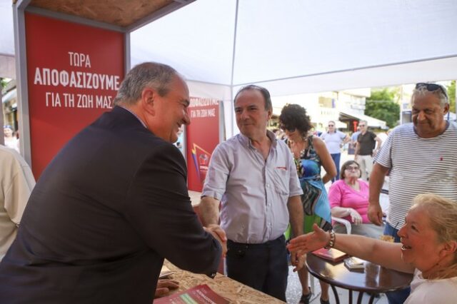 Θεσσαλονίκη: Ο Κώστας Καραμανλής στο περίπτερο του ΣΥΡΙΖΑ