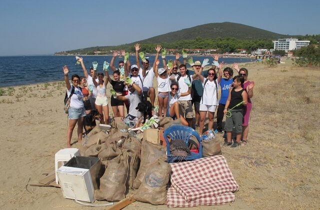 Καθαρίζοντας τις παραλίες της Ελλάδας με την iSea
