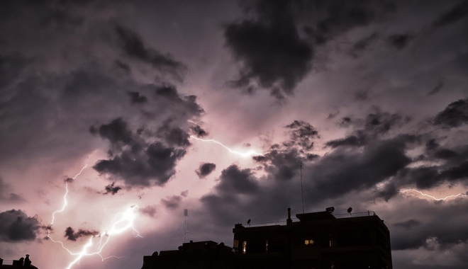 Καταρρακτώδης βροχή και πτώσεις κεραυνών στον νομό Μαγνησίας – Προβλήματα στην ηλεκτροδότηση