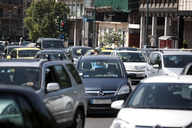 Κίνηση στους δρόμους: Καθημερινή ταλαιπωρία για τους οδηγούς – Ποιοι δρόμοι είναι ΤΩΡΑ στα “κόκκινα”