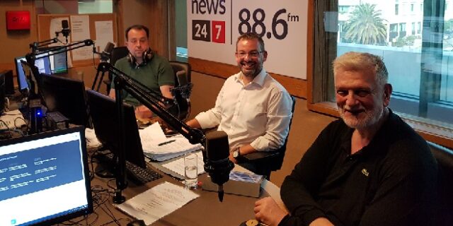 Λοβέρδος και Χριστοφορίδης έπαιξαν “Σκληρό Ροκ” στον News 24/7 στους 88,6
