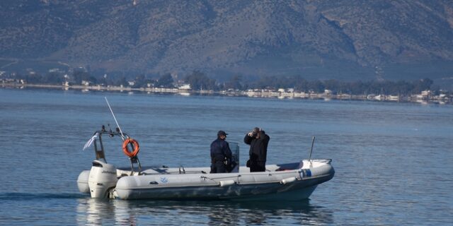 Παρ’ ολίγον τραγωδία στην Κρήτη: Αναποδογύρισε βάρκα που πήγε να βοηθήσει λουόμενους – Άνθρωποι παρασύρθηκαν από τα κύματα