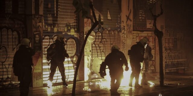 Εξάρχεια: Επίθεση με βόμβες μολότοφ – Τρεις προσαγωγές