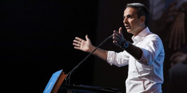 Χωρίς γραβάτα και με σηκωμένα μανίκια ο Μητσοτάκης στο πρόγραμμα της ΝΔ – Η ατάκα για τα κοστούμια