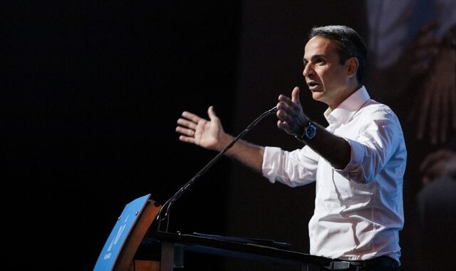 Χωρίς γραβάτα και με σηκωμένα μανίκια ο Μητσοτάκης στο πρόγραμμα της ΝΔ – Η ατάκα για τα κοστούμια
