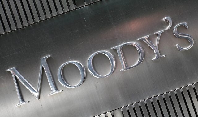 Θεσμικές και αναπτυξιακές αδυναμίες βλέπει για την Ελλάδα η Moody’s