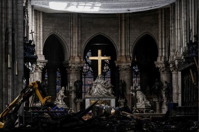 Παναγία Παρισίων: Πρώτη λειτουργία μετά την μεγάλη πυρκαγιά