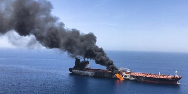 Εκρήξεις σε δεξαμενόπλοια: Οι ΗΠΑ “φωτογραφίζουν” Ιράν – Εντοπίστηκε μαγνητική νάρκη