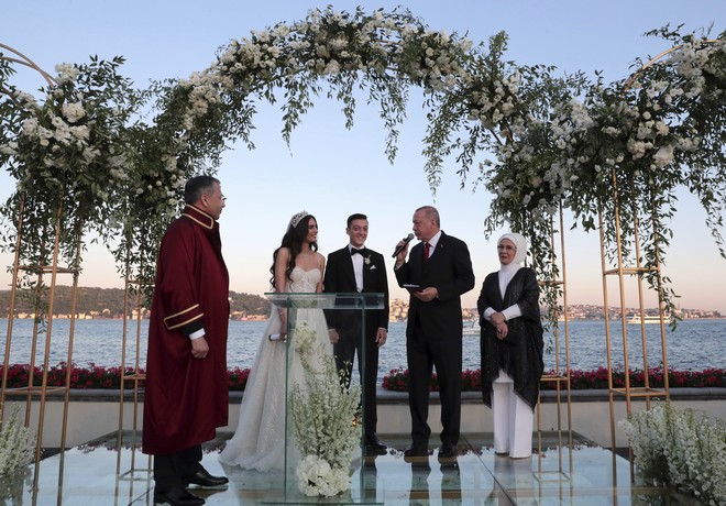 Τουρκία: Παντρεύτηκε ο Μεσούτ Οζίλ με μάρτυρα τον Ερντογάν