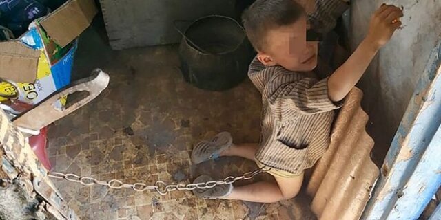 Το σπίτι του τρόμου: Κρατούσε το 6χρονο παιδί του αλυσοδεμένο για “εκπαιδευτικούς λόγους”