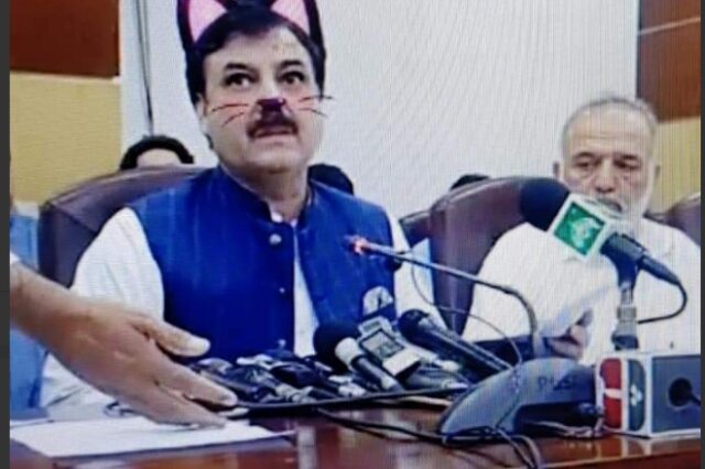 Επική γκάφα-Πακιστάν: Υπουργός εμφανίστηκε με “ροζ αυτάκια” σε συνέντευξη Τύπου
