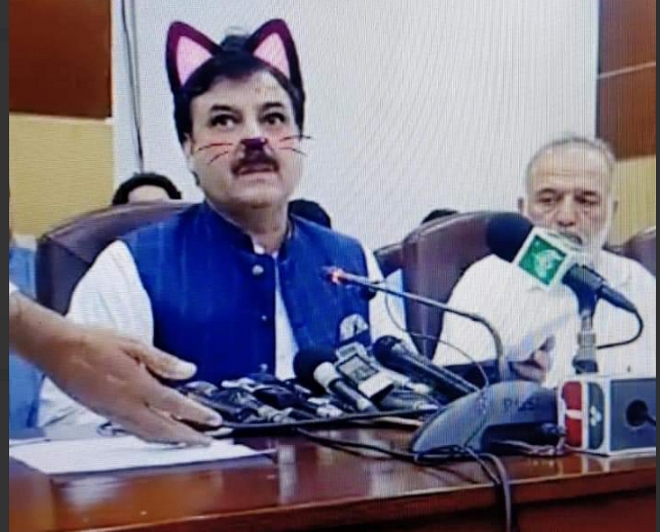 Επική γκάφα-Πακιστάν: Υπουργός εμφανίστηκε με “ροζ αυτάκια” σε συνέντευξη Τύπου