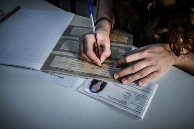 Πανελλήνιες 2019: Πτωτική η πορεία των βάσεων σε ιατρικές και πολυτεχνικές σχολές