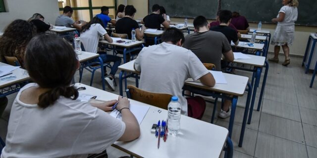 Πανελλήνιες 2019: Μαθητής στην Κρήτη πιάστηκε με κινητό και μηδενίστηκε