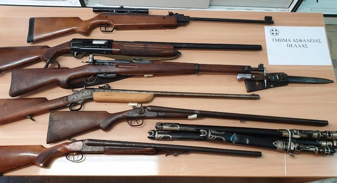 Συνελήφθη στην Πέλλα 49χρονος που είχε μετατρέψει το σπίτι του σε οπλοστάσιο