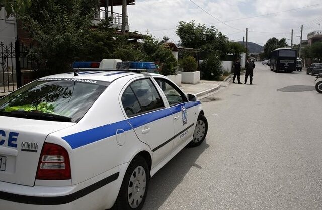Κόρινθος: Αστυνομικοί “γράφουν” αστυνομικούς για παρκάρισμα – Τους πήραν και τις πινακίδες