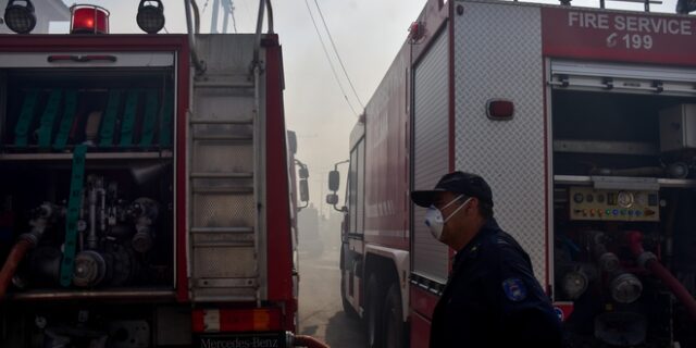Μαίνονται φωτιές σε Φυλή και Αίγινα-Ενισχύθηκαν οι δυνάμεις λόγω ανέμων