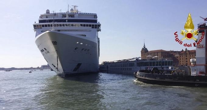 Ατύχημα με κρουαζιερόπλοιο στη Βενετία