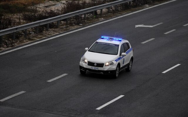 Συναγερμός στο Ωραιόκαστρο: Άνδρας απειλεί να πέσει από κεραία