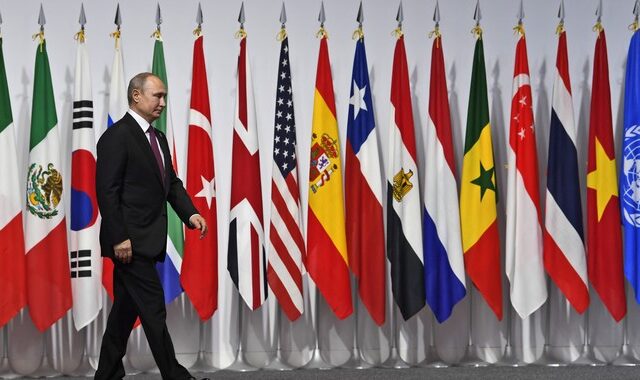 Ο Πούτιν πήγε στη Σύνοδο της G20 με την… κούπα του και τα social media πήραν φωτιά