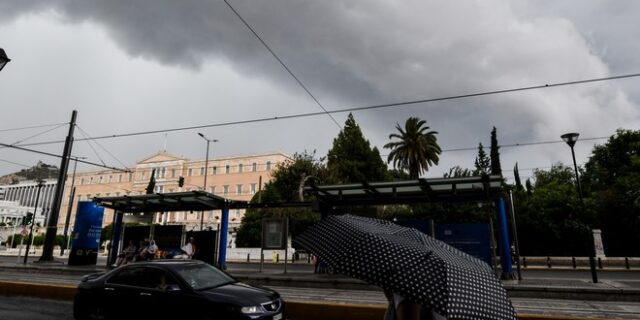 Νεροποντή στην Αττική: Κλήσεις για αντλήσεις υδάτων και κοπές δέντρων σε Βόρεια Προάστια και κέντρο